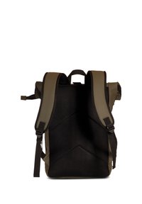 Dos d'un sac à dos olive vert et noir présentant des bretelles rembourrées, un tissu texturé, et une poignée centrale en haut pour le transport.