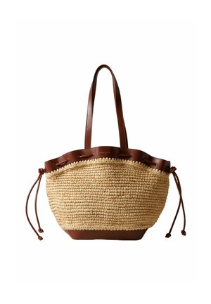Bolso tote de paja tejido con ribete de cuero marrón, asas largas y cordones ajustables en ambos lados.