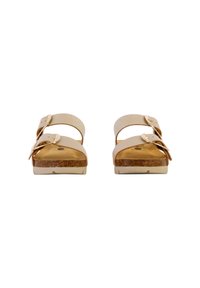 Beige sandaler med to justerbare stropper og spænder, korkfodsenheder og flade gummisåler, set forfra.