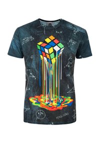 Juodas marškinėliai su Rubiko kubo grafika, uždažyta spalvingu tirpstančio dažo efektu ir baltais matematiniais formulėmis fone.