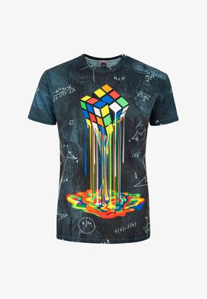 Camiseta negra con un gráfico de un cubo Rubik que presenta un efecto de pintura derretida colorida y fórmulas matemáticas en blanco impresas en el fondo.