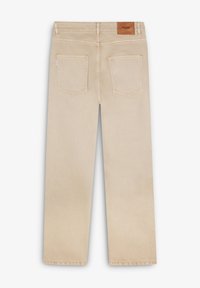 Vaqueros rectos beige con dos bolsillos traseros, costuras claras y un parche de cuero marrón en la cintura etiquetado como "SCULPTORS."