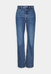 Vaqueros de denim azul de tiro alto y pierna recta, con cinco bolsillos, trabillas para el cinturón y un ligero desgaste; fabricados en una resistente tela de algodón.