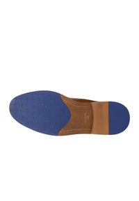 Suola di scarpa con parte superiore in pelle marrone, caratterizzata da una suola in gomma blu con un motivo geometrico e cuciture visibili lungo il bordo.