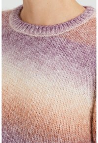 Pull en maille présentant un dégradé ombré du lavande au pêche. Col rond côtelé, texture douce et densité de maille moyenne.