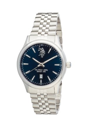 Orologio da polso in metallo argento con quadrante nero, indicatori delle ore bianchi, finestra della data alle 6 e logo e testo U.S. Polo Assn. sul quadrante.