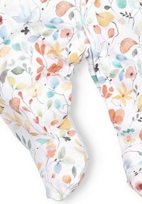 Weißer Einteiler mit einem floralen Muster, das mehrfarbige Blätter und Blumen in den Farbtönen Orange, Blau und Grün zeigt, mit Druckknöpfen.