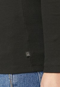 QS SCHMALES MIT DETAIL AM AUSSCHNITT - Longsleeve - schwarz