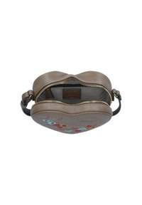 Braune Lederhandtasche in Herzform mit Reißverschluss, gestreifter Innenauskleidung und bestickten floralen Details auf der Vorderseite. Verstellbarer Trageriemen inklusive.