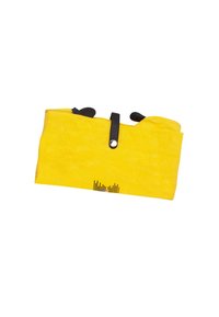 Helle gelbe Tragetasche mit schwarzen Griffen und einem vorderen schwarzen Riemen mit silbernem Druckknopf, isoliert auf weißem Hintergrund.