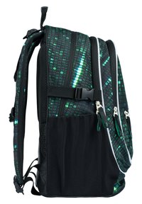 Zaino nero con un motivo binario verde, tessuto testurizzato, spallacci regolabili e scomparti doppi con zip. Le rifiniture includono piping bianco.
