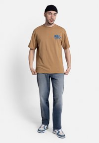 Redefined Rebel UNISEX TOBIAS - Majica kratkih rukava s printom - dijon