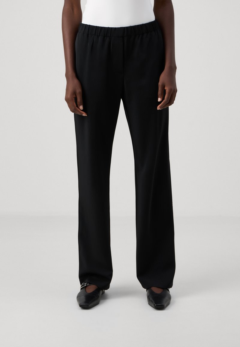 Zwarte, wijde broek met een rekbare tailleband. Glad, lichtgewicht stof zonder zichtbare patronen of hardwaredetails.