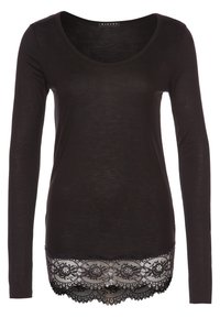 Svart långärmad topp i mjukt tyg med rundad halsringning. Har en spetsdetalj vid fållen med blommönster.
