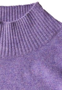 Pullover-Pullover aus weichem, strukturiertem lila Strickmaterial, mit einem gerippten Rollkragen und einem glatten Körper mit leichten Farbvariationen.