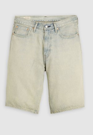 Lyseblå denimshorts med frontglidelås, metallknapp, beltestropper og fem-lommes design, vist på ensfarget bakgrunn.