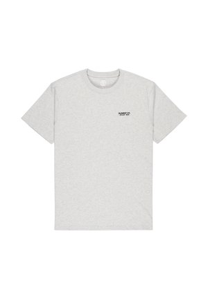 Šedé bavlněné tričko s krátkými rukávy a kulatým výstřihem. Na levé straně hrudi je malý černý textový logo.