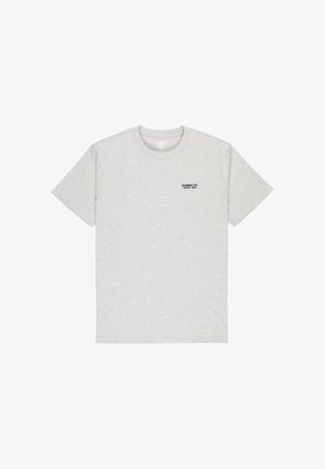 Šedé bavlněné tričko s krátkými rukávy a kulatým výstřihem. Na levé straně hrudi je malý černý textový logo.