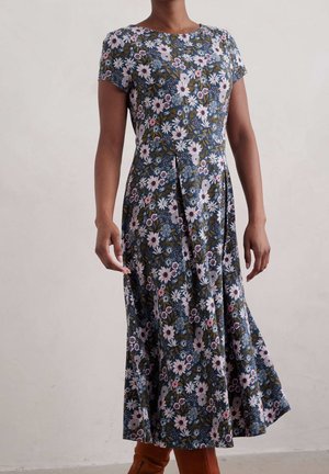 Robe à motif floral bleu marine, à manches courtes, design plissé, longueur genou, ornée de fleurs roses, blanches et vertes. Texture de tissu douce.