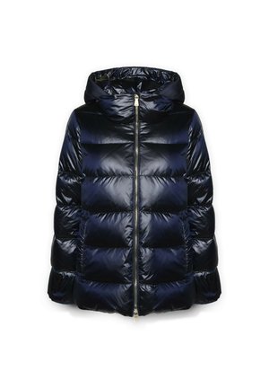Giacca puffer blu navy con finitura lucida, dotata di cappuccio, cerniera frontale e motivo a trapuntatura orizzontale. Texture morbida e design isolato.