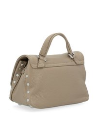 Borsa a tracolla in pelle beige con design strutturato, manici corti e dettagli in borchie argentate lungo il lato. Finitura testurizzata con leggero lucido.