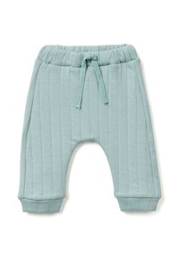 Lichtblauwe gewatteerde babybroekjes met elastische tailleband en gestrikt koord, geribde manchetten, plat gelegd op een witte achtergrond.