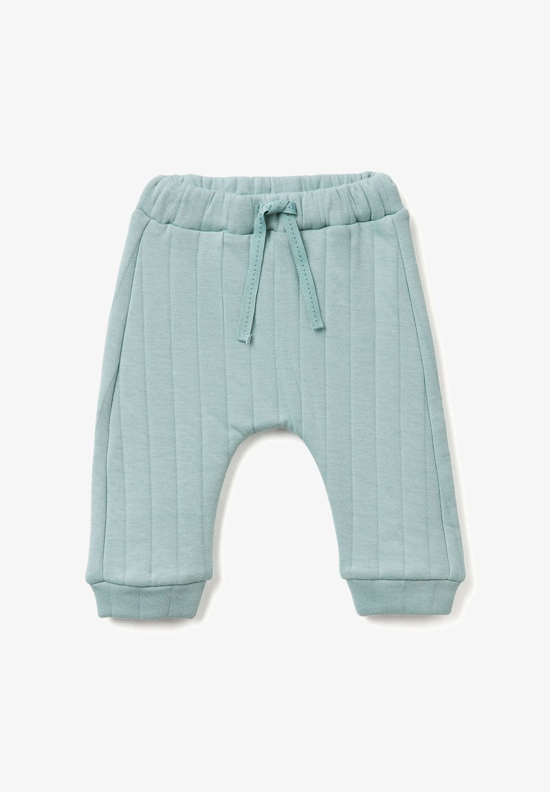 Lichtblauwe gewatteerde babybroekjes met elastische tailleband en gestrikt koord, geribde manchetten, plat gelegd op een witte achtergrond.