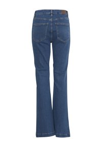 Rückansicht einer blauen Jeans mit zwei Taschen, Gürtelschlaufen und einem braunen Lederetikett der Marke am Bund.