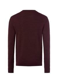 Męski sweter z długim rękawem w ciemnym burgundowym kolorze, teksturowany, widok z tyłu, z okrągłym dekoltem oraz ściągaczami na rękawach i dolnym brzegu.