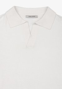 Polo shirt bianco in cotone con colletto corto e una patta senza bottoni. Presenta una texture morbida e un'etichetta del marchio discreta al collo.