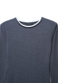 Dunkelgrauer Strickpullover mit langen Ärmeln und rundem Ausschnitt, der weiße und dunkelgraue gerippte Akzente am Kragen aufweist.