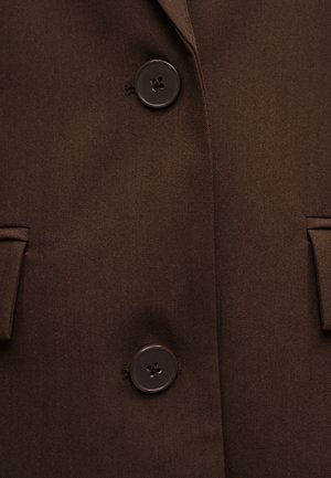 Sötétbarna szövetkabát két nagy, azonos színű gombbal és kis zsebfedőkkel mindkét oldalon a gombok alatt.