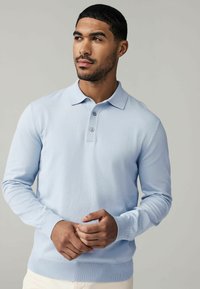 Helles blaues langärmliges Poloshirt aus Strickstoff, mit einer Dreiknopfleiste, gerippten Bündchen und einem geraden Saum.