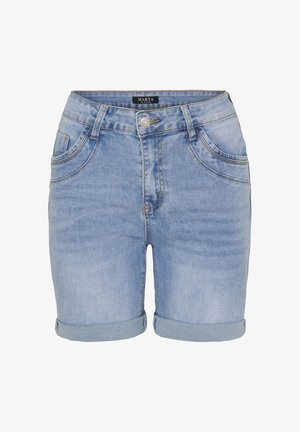Lyseblå denimshorts med opklappede manchetter, forlommer, bæltestropper og en dekorativ rhinstenknaplukning.
