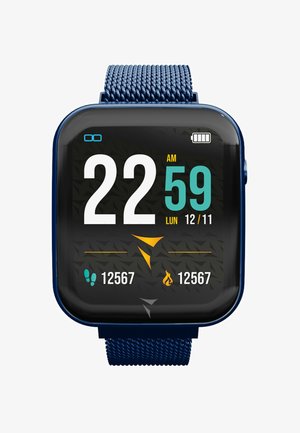 Orologio smart blu con touchscreen quadrato che visualizza l'orario, la data e le statistiche di fitness. Cinturino a maglia, sfondo nero con dettagli a motivo.