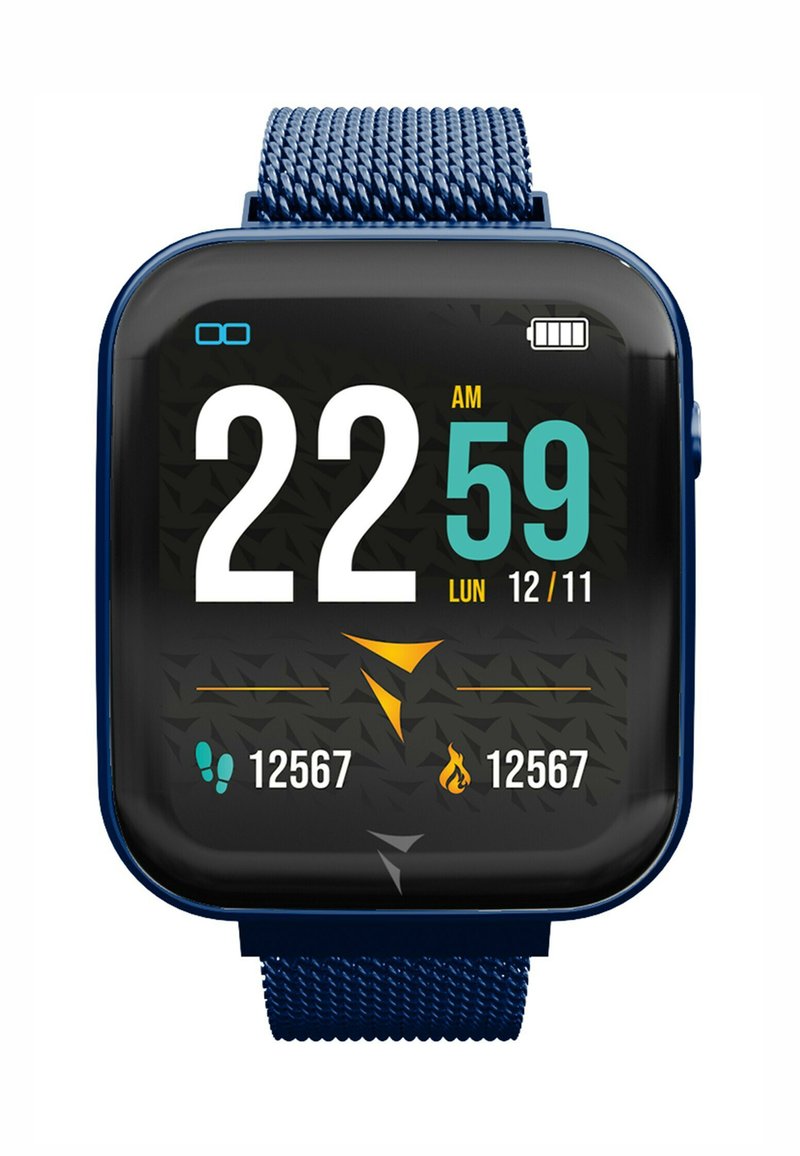 Blauwe smartwatch met een vierkant touchscreen dat de tijd, datum en fitnessstatistieken weergeeft. Gaasarmband, zwarte achtergrond met patroon details.