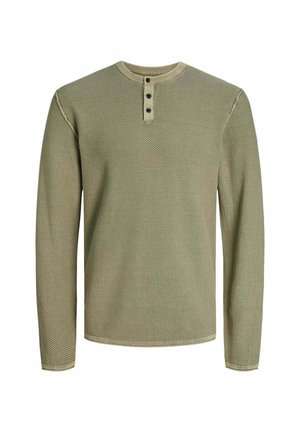 Maglietta henley a maniche lunghe in verde oliva con un motivo a maglia tessurizzata, colletto a coste e una patta con tre bottoni al collo.