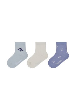 Drei Paare Kindersocken: hellblau mit Haifischdesign, cremefarben mit Rippenstruktur und dunkelblau mit Anker-Mustern.