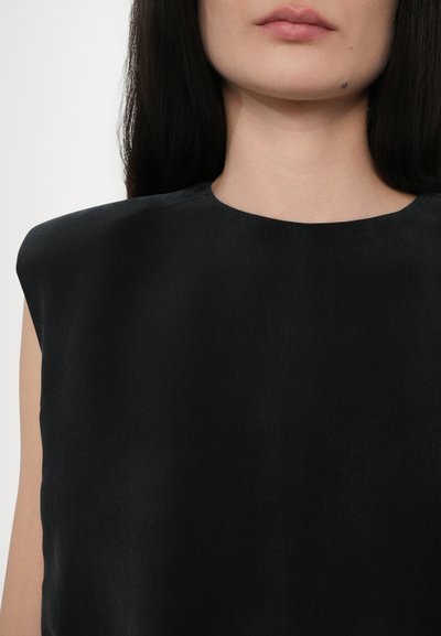 Zwarte mouwloze top met een hoge halslijn, gestructureerde schouders en een gladde textuur, met minimale stiknaden en een strakke silhouet.