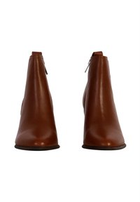 Botas de tobillo de cuero marrón con un tacón alto y afilado, cierre de cremallera lateral y una textura suave. La suela es plana con un diseño minimalista.