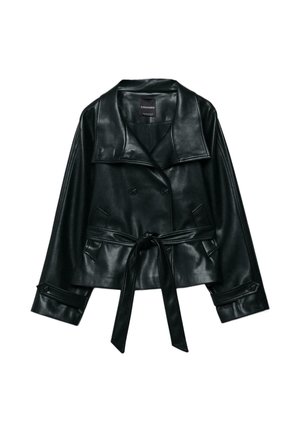 Czarna krótka kurtka z imitacji skóry z szerokimi klapami, dwurzędowymi guzikami, paskiem w talii związanym z przodu oraz zapinanymi na guziki mankietami.