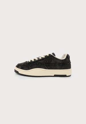 Schwarzer Sneaker mit niedrigem Schaft, cremefarbener Sohle und Schnürsenkeln, ausgefransten Stoffdetails und gepolstertem Kragen auf weißem Hintergrund.