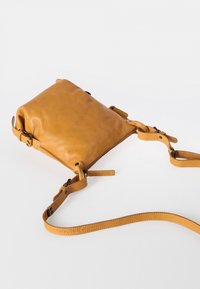 Aunts & Uncles MRS CHOCOLATE COOKIE - Umhängetasche - satin brass