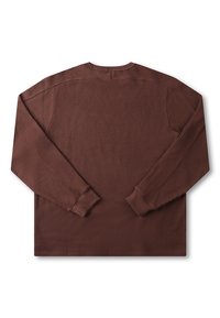 Chemise marron à manches longues avec un motif gaufré texturé. Comprend des poignets côtelés et un col rond simple. Fabriquée en tissu doux et léger.