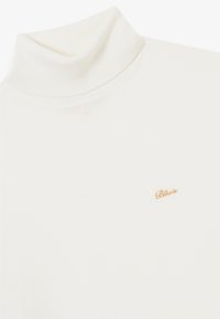 Pullover bianco con collo alto in tessuto morbido, caratterizzato da un colletto a coste e un piccolo logo dorato ricamato sul petto.