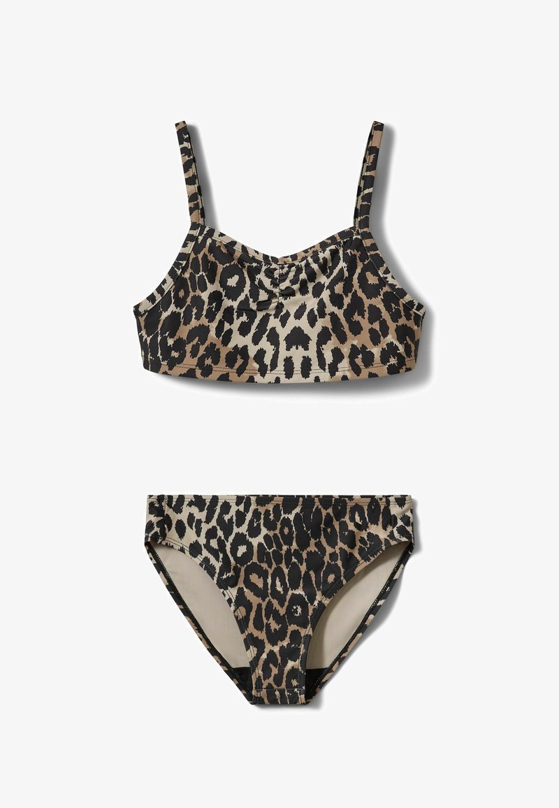 Conjunto de bikini con estampado de leopardo que incluye un top corto con tirantes finos y una braga a la cadera a juego, ambos fabricados con una tela suave y elástica.