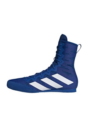 Hoge blauwe boksschoen met wit Adidas-logo met drie strepen, veters aan de voorkant en een treklus aan de hiel.
