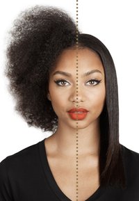 De helft van het haar is volumineus, textuurrijk en krullend; de andere helft is steil en glanzend. Het model draagt een zwarte shirt en helderrode lippenstift.