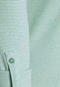 TOM TAILOR HENLEY - Maglietta a manica lunga - offwhite/green