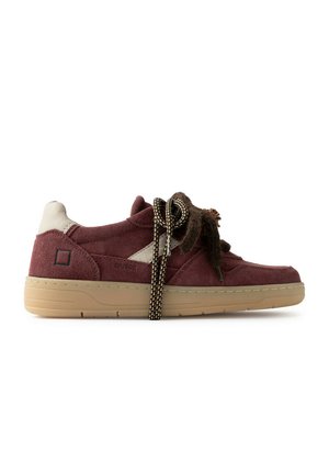 Vista laterale di una sneaker in pelle scamosciata bordeaux con suola beige, dettaglio bianco sul tallone e lacci fantasia legati a cappio.